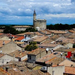 Tour et toits d'Aigues Mortes  avec au loin des montagnes - France  - collection de photos clin d'oeil, catégorie paysages